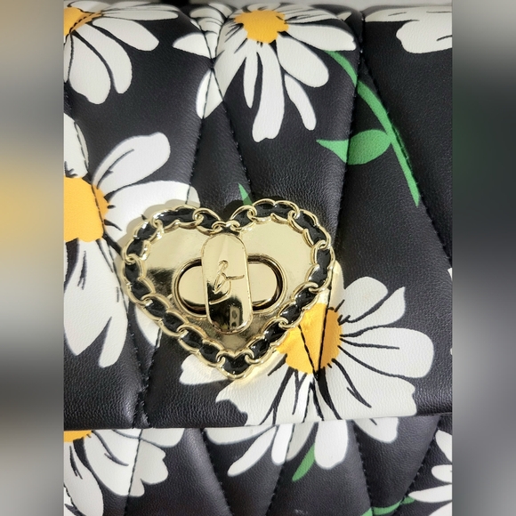 Betsey Johnson Quilted Puffed Daisy Print Bag. - Picture 2 of 10